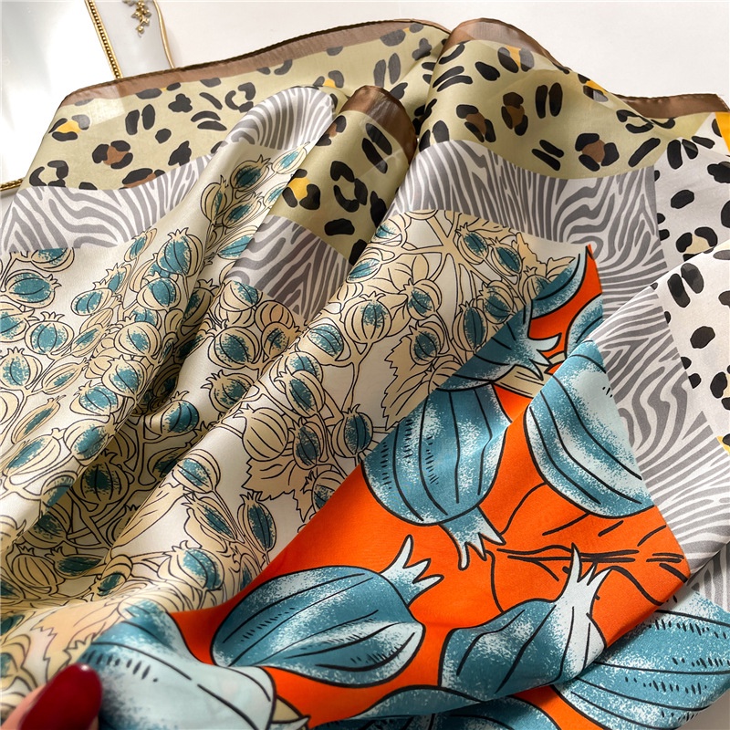 Khăn Choàng Cổ Hình Vuông 70X70Cm Bằng Lụa Ghép Màu Họa Tiết Da Báo / Lựu / Hoa Dành Cho Bạn Nữ Đi Du Lịch