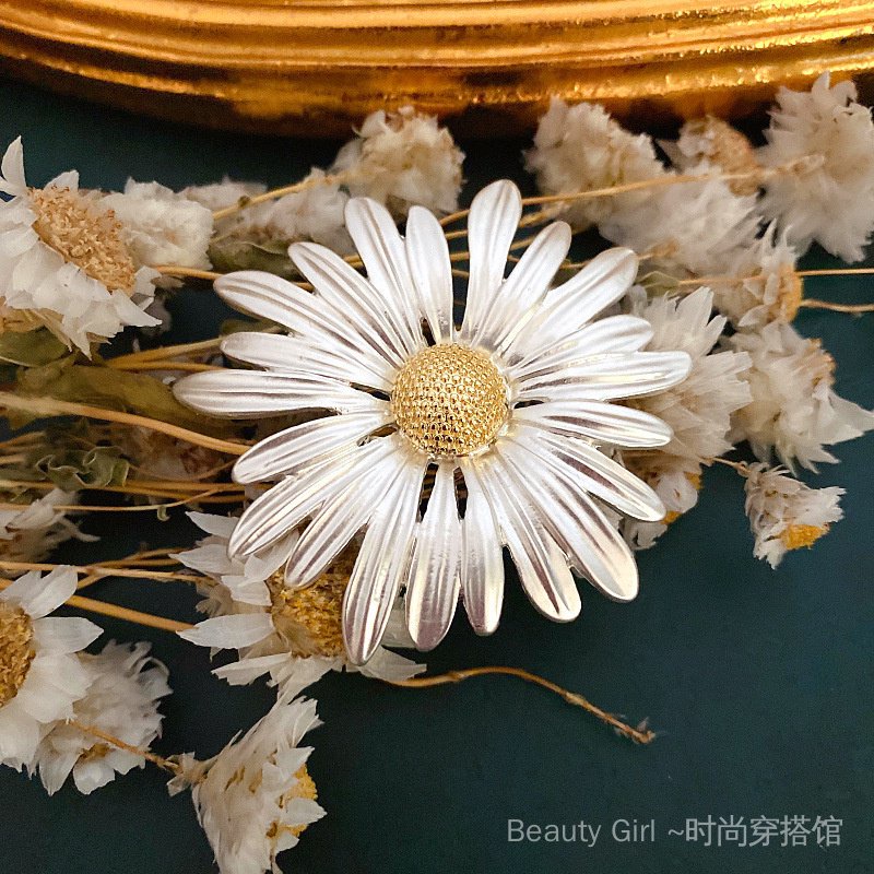 {Hàng Mới Về!} Hàng Mới Về!} Tai Nghe Chụp Tai Không Dây Thời Trang Mùa HèTrâm Cài Áo Hình Hoa Cúc Phong Cách Mori Pháp Cổ Điển Đơn Giản Tinh Tế Kiểu Mới
