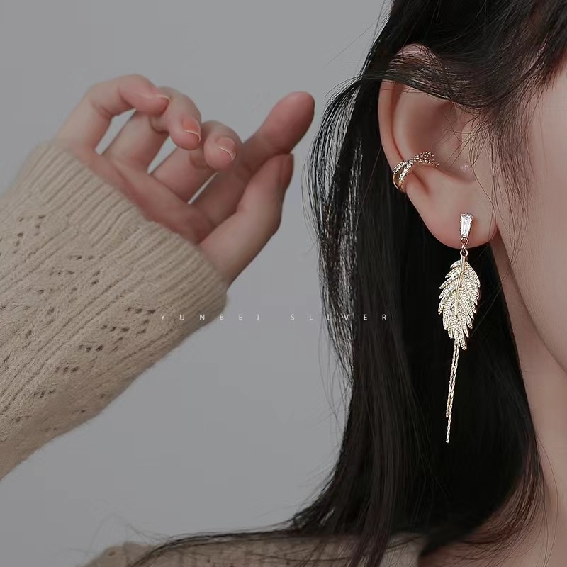 Bông Tai Dáng Dài Hình Chiếc Lá Đính Đá Phối Tua Rua Thời Trang Hàn Quốc Cho Nữ