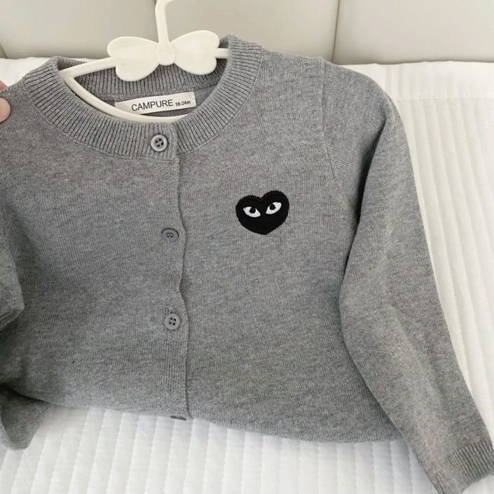 Mùa thu trẻ em đan cardigan màu xám mùa xuân và mùa thu áo len mới trẻ em trái tim yêu thương áo khoác trẻ em áo len trẻ em