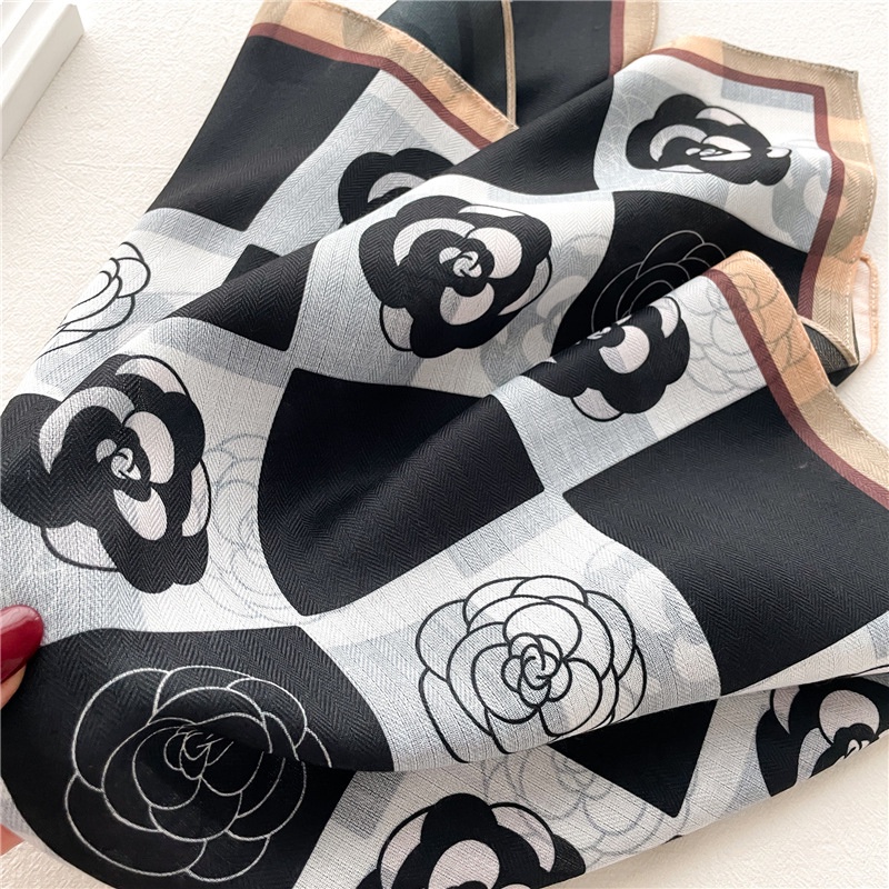 Khăn Choàng Nhung Mỏng Hình Vuông Cỡ Nhỏ 65x65cm Phối Dây Xích Thời Trang Công Sở Thanh Lịch