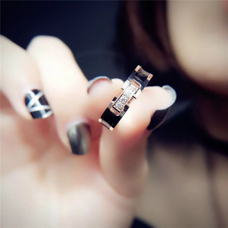 Nhẫn Thép Titan Đính Kim Cương Đen Phong Cách Âu Mỹ Cá Tính Dành Cho Nữ