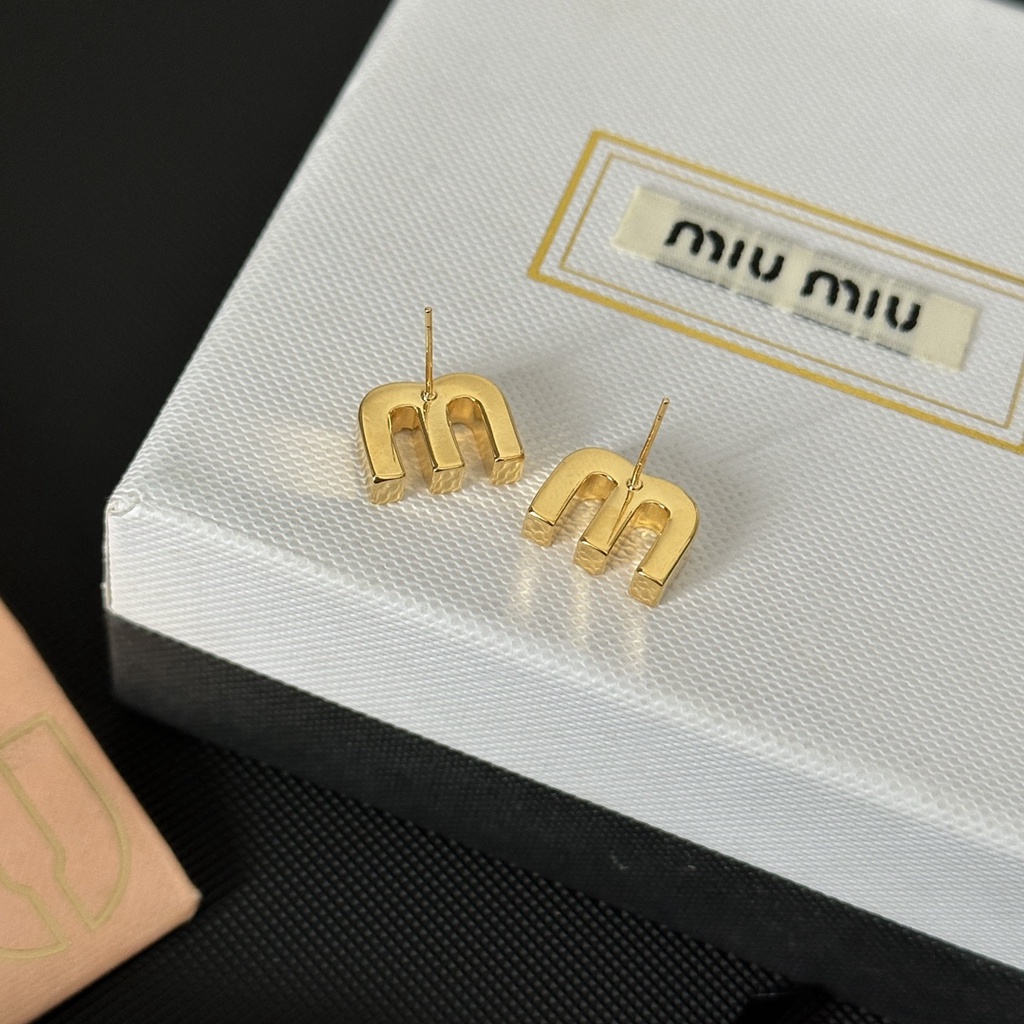 Miumiu bông tai titan thép chữ logo ear hoop stud earrings trang sức của phụ nữ