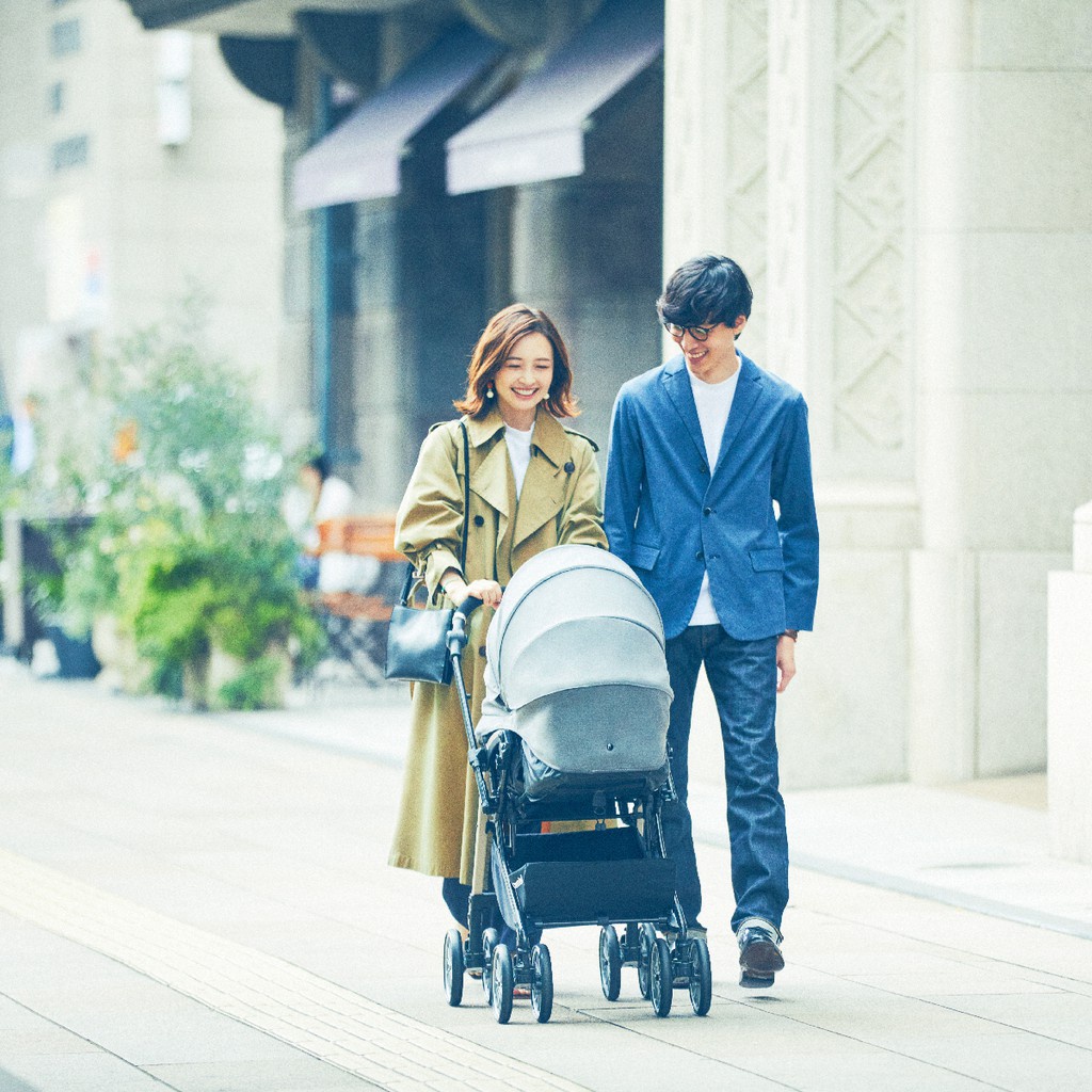 Xe đẩy gấp gọn Combi Umbretta cho bé, xe đẩy em bé cao cấp bánh xe tự điều chỉnh