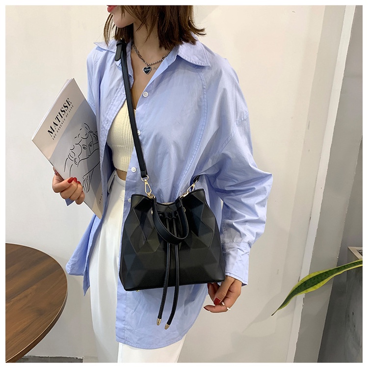 Túi Đeo Chéo Vai Kiểu Dây Rút Họa Tiết Hình Học Màu Sắc Thời Trang Sành Điệu Cho Nữ