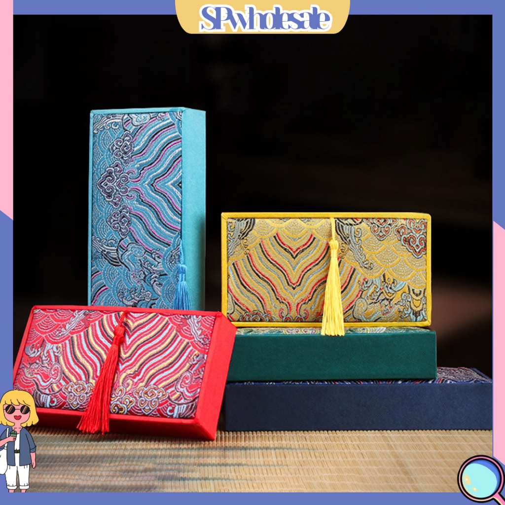 &lt;SPwholesale&gt; Hộp Đựng Vòng Tay / Vòng cổ Thêu Họa Tiết Phong Cách Trung Hoa Sang Trọng Mịn Màng Không Phai Màu Cho Nữ