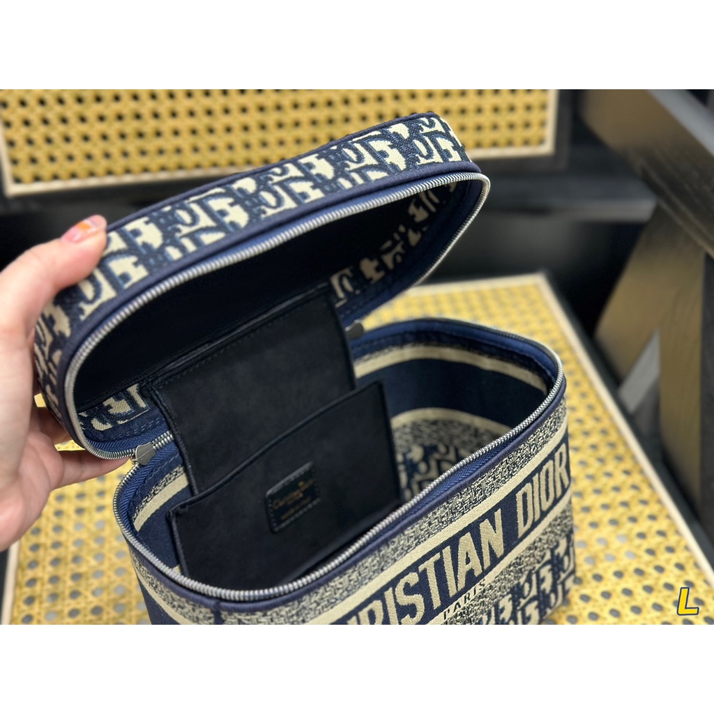 Hộp Đựng Mỹ Phẩm Xách Tay Dior Thiết Kế Dễ Thương Cho Nữ