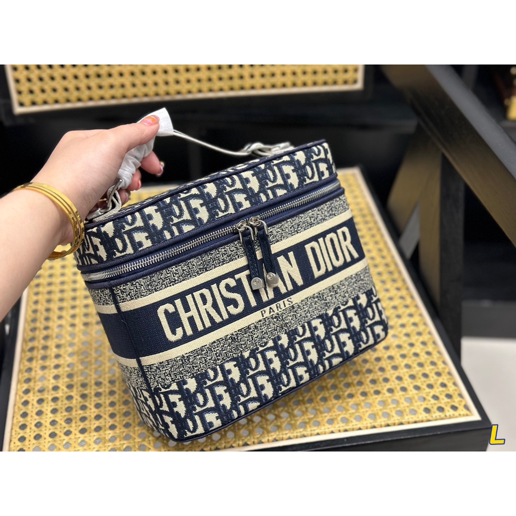 Hộp Đựng Mỹ Phẩm Xách Tay Dior Thiết Kế Dễ Thương Cho Nữ