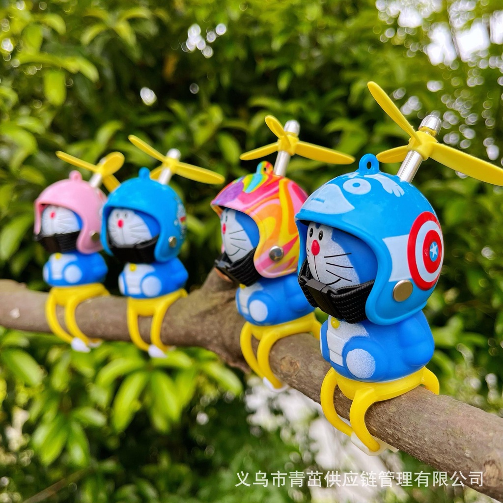 Doremon gắn xe máy, xe đạp, ô tô, gắn mũ bảo hiểm, Doraemon đội mũ bảo hiểm chong chóng, có đèn phát sáng. Trang trí xe