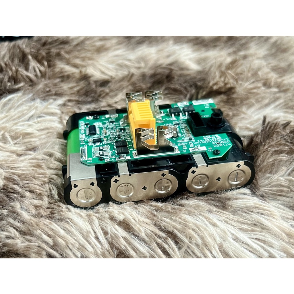 Vỏ mạch 5s 1P nhận sạc zin Makita 18V có cân bằng và led báo pin.