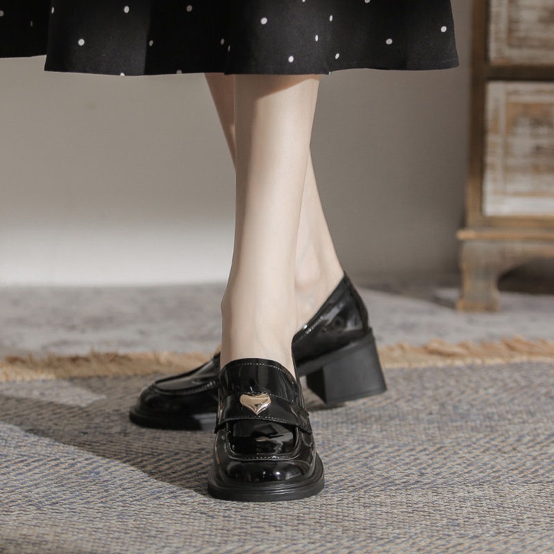 Giày da đen phong cách anh với khóa trái tim và gót chunky cho phụ nữ