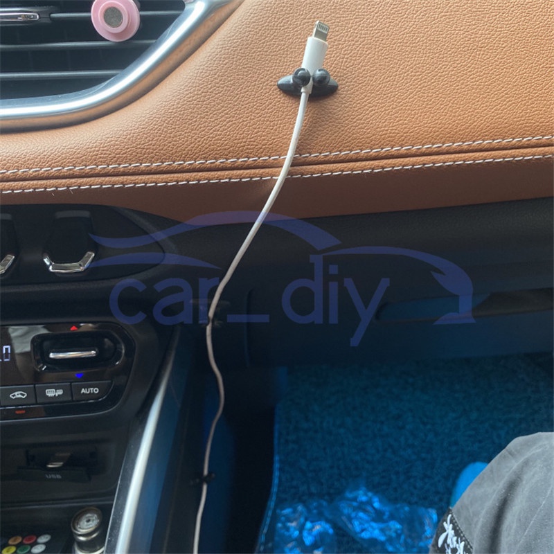 Giá Đỡ Cố Định Dây Cáp Sạc / Tai Nghe Điện Thoại Trên Xe Hơi Tiện Dụng