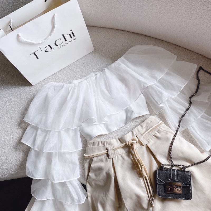 SET ÁO VOAN TRẮNG TRỄ VAI TAY BÈO TẦNG + QUẦN SHORTS NUDE PHỐI BELT vani