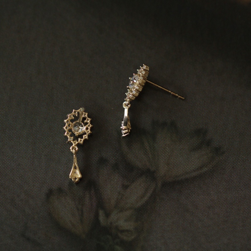 Khuyên Tai Tua Rua Bằng Thép Titanium Đính Đá Zircon Sang Trọng Cho Nữ