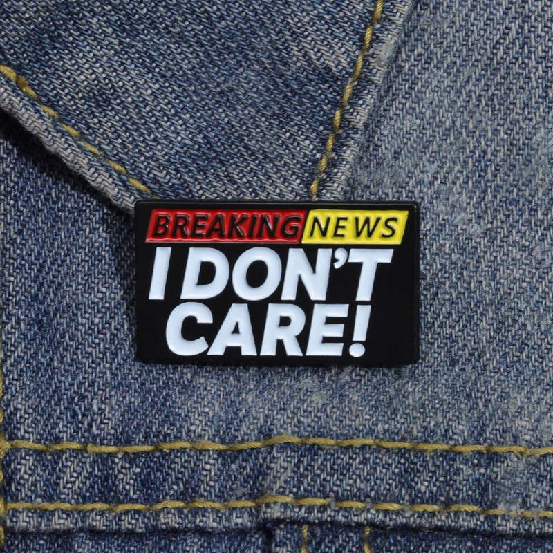 Ghim Cài Áo Tráng Men Họa Tiết Câu Trích Dẫn BREAKING NEWS I Don 'S CARE A Free Attitude Towards Life Độc Đáo