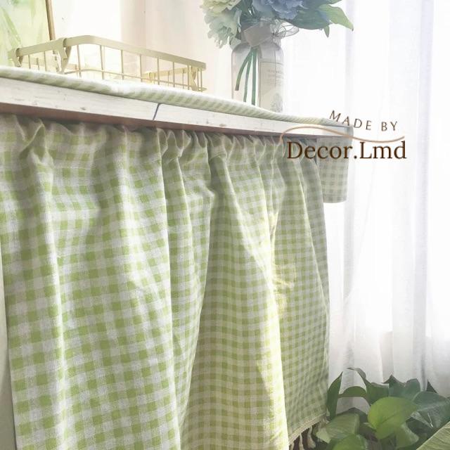 Rèm treo kệ bếp caro có viền tua rua