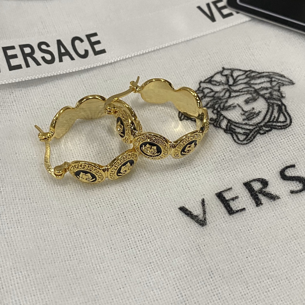 Khuyên Tai Vòng Bằng Thép Titan In Chữ VERSACE