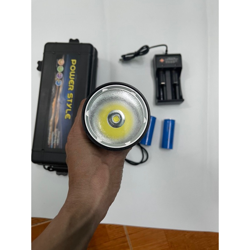 Đèn lặn siêu sáng P70 cho thợ lặn chuyên nghiệp, đèn trống nước tuyệt đối với độ chịu nước lên tới 30m sử dụng 2 pin