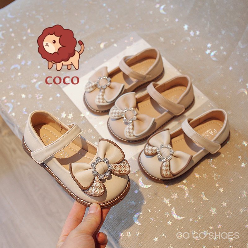 Giày cho bé gái 2023 mùa hè phong cách mới trẻ em dễ thương nơ hoa rhinestone giày công chúa biểu diễn giày da nhỏ