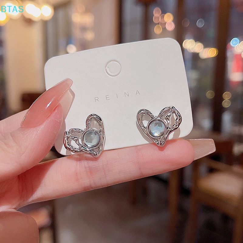 1 Cặp Bông Tai Kim Loại Hình Trái Tim Đính Đá Mặt Trăng Phong Cách Vintage Cho Nữ