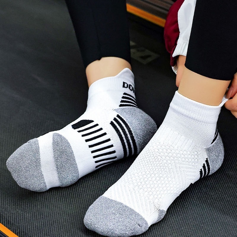 Vớ Thể Thao Dày Dặn Thấm Hút Mồ Hôi Thoáng Khí Chống Trượt Dành Cho Nam Và Nữ