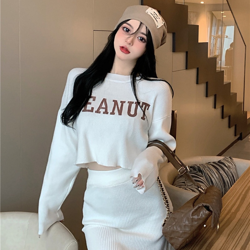 Bộ Áo Sweater Dệt Kim Dáng Ngắn Phối Chân Váy Ngắn Kiểu Hồng Kông Thời Trang Mùa Xuân 2023 Cho Nữ