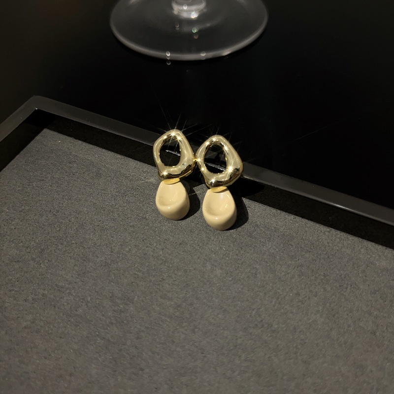 1 Đôi Bông Tai Kim Loại Dạng Tua Rua Xoắn Đính Ngọc Trai Sang Trọng