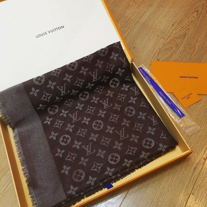 Khăn choàng cổ Lv nâu Tây nhũ trắng kich thuoc 140x140 LUXURY