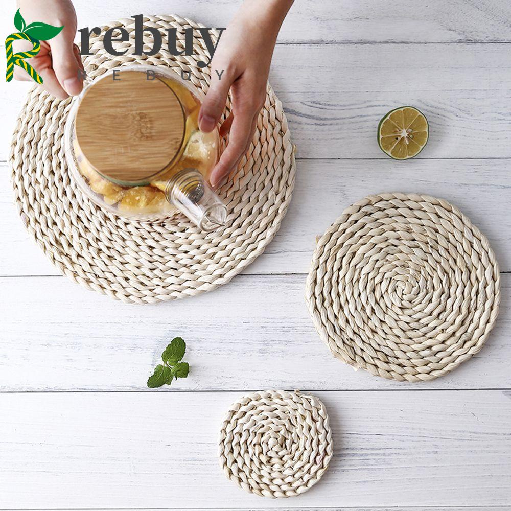 Miếng lót đan len cách nhiệt để ly trà trên bàn thiên nhiên