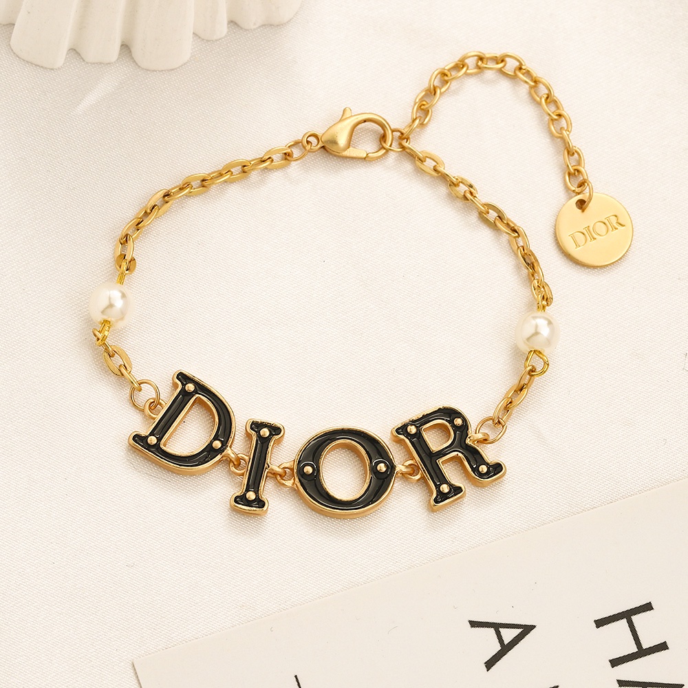 Vòng Tay Dior Bằng Thép Titan Mặt Khắc Chữ CD Tinh Tế