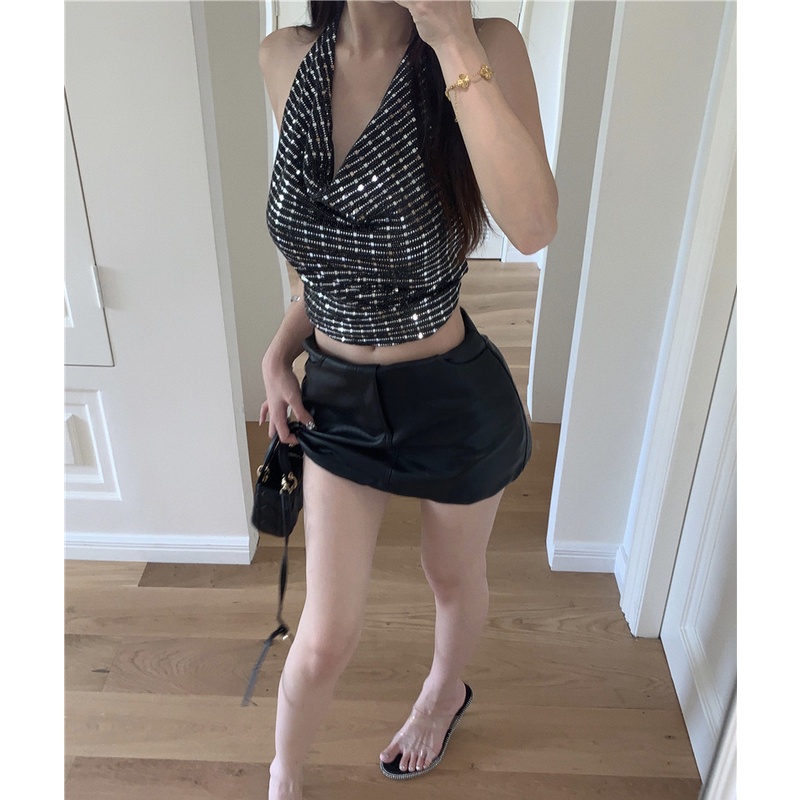 Áo Hai Dây Cổ Khoét Sâu Phong Cách Quyến Rũ