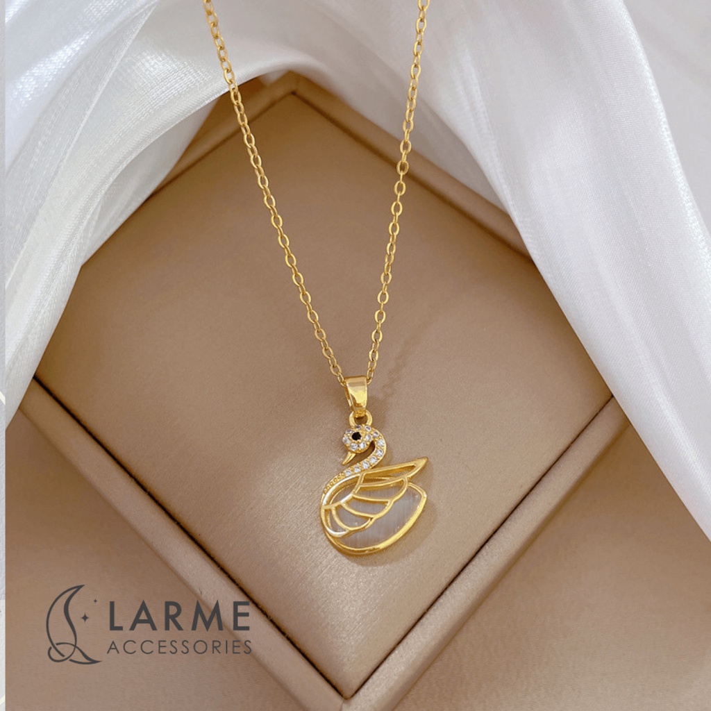 Vòng cổ nữ dây chuyền không đen gỉ mặt thiên nga phong cách sang trọng  Larme accessories -DC0138
