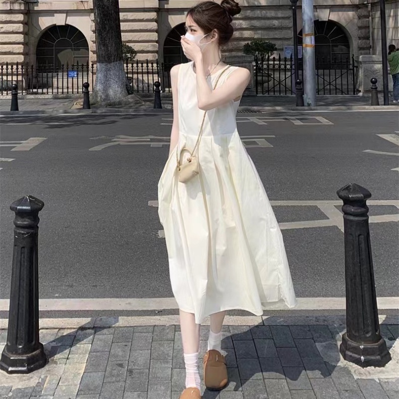 Váy vest không tay phụ nữ mùa hè 2023 phong cách mới quả mơ pháp hẹp eo thon gọn hơn nhìn mid-length fluffy váy xích đu lớn