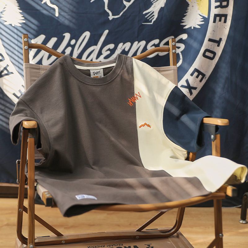 【luckin men's】áo thun unisex，cổ điển áo đôi nam nữ，áo thun form rộng，Áo Thun Tay Ngắn Cổ Tròn Dáng Rộng Thêu Họa Tiết Màu Sắc Tương Phản Phong Cách Nhật Bản Thời Trang Mùa Hè Cho Nam，đồng phục nhật bản，hàn quốc，t shirt，áo sơ mi，kaki，xám