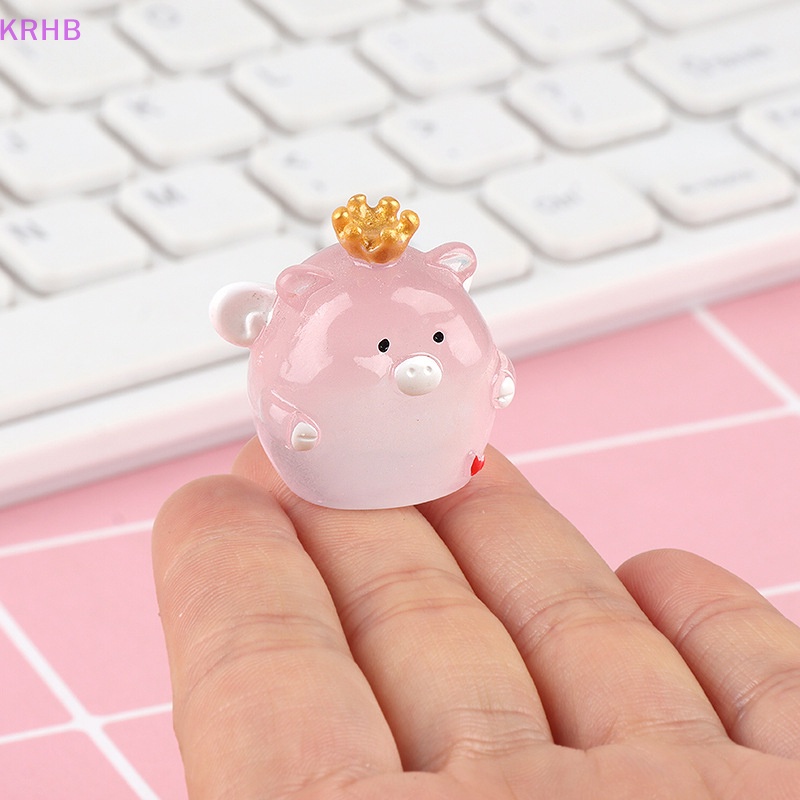 Đồ Chơi Hình Chú Heo Đội Vương Miện Mini Bằng Nhựa Phát Quang Dễ Thương Trang Trí Bảng Điều Khiển Xe Hơi / Nhà Cửa / Sân Vườn Mới