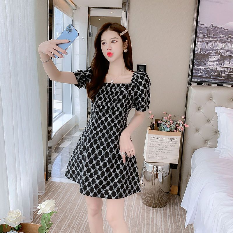 Đầm Đen Cổ Vuông Tay Ngắn Phồng Ôm Dáng Thêu Họa Tiết Kiểu Pháp Thời Trang Mùa Hè 2023 Cho Nữ