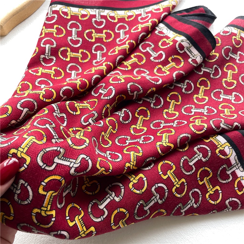 Khăn Choàng Hai Mặt Hình Vuông Bằng Nhung Kích Thước 65 X 65Cm Màu Sắc