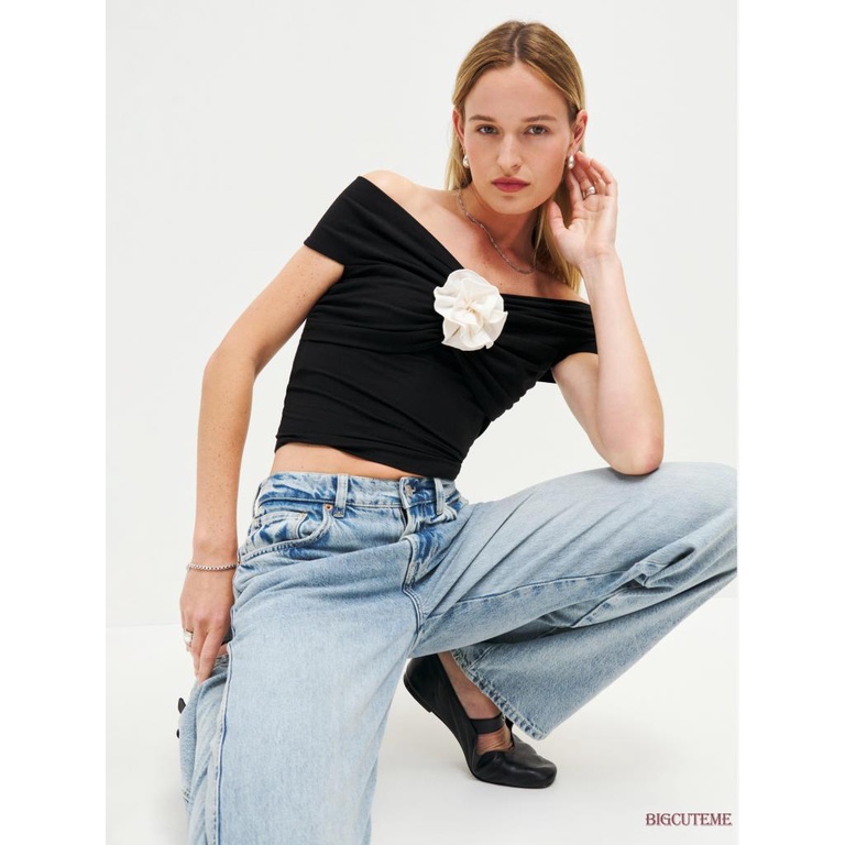 [] - Áo Thun Crop Top Trễ Vai Ngắn Tay Ôm Dáng Màu Tương Phản / Trơn Họa Tiết Hoa 3D Phía Trước Cho Nữ