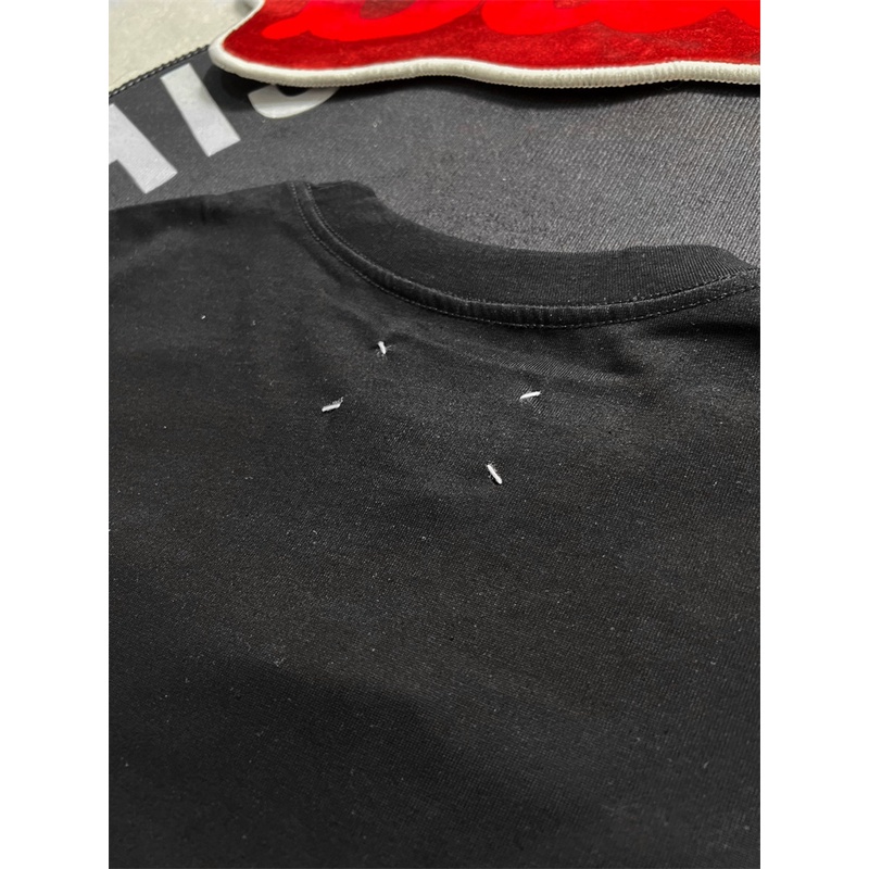 M-aison - M-argiela88mm6- Dòng 10 Áo Thun Tay Ngắn Thêu Hình Dán Cổ Điển Đường Phố Cao Cấp Thời Trang Mới Nhất Túi Đeo Chéo Phong Cách Unisex Cá Tính Trẻ Trung