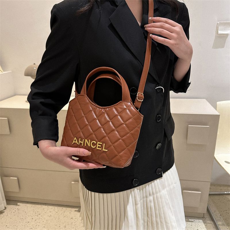 Túi Xách Bucket Đính Đá Phối Dây Xích Thời Trang Cao Cấp Dành Cho Nữ