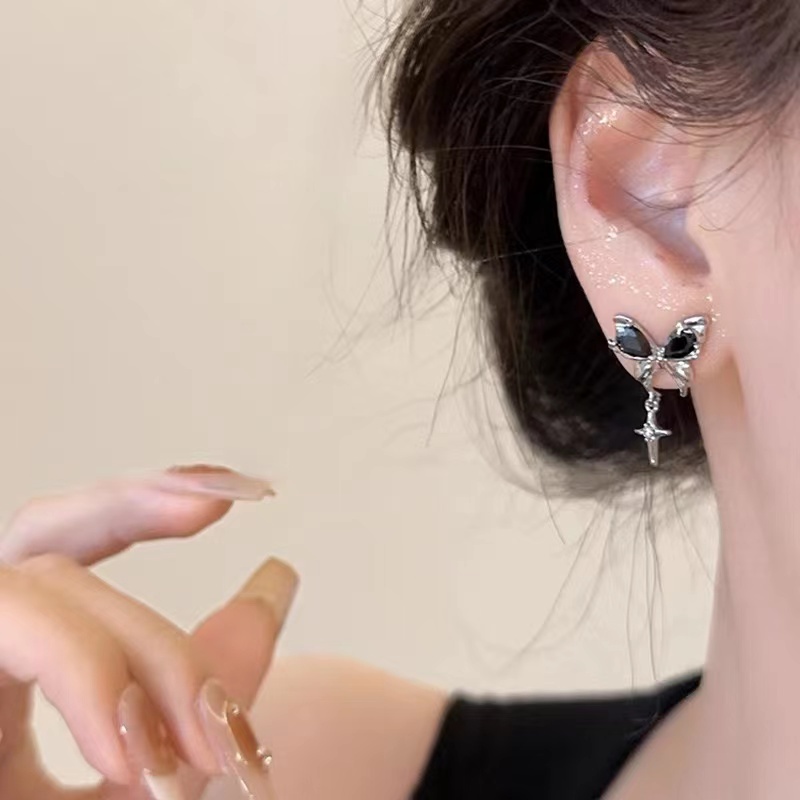 Khuyên Tai Tua Rua Hình Bướm Đen Cá Tính Quyến Rũ Dành Cho Nữ