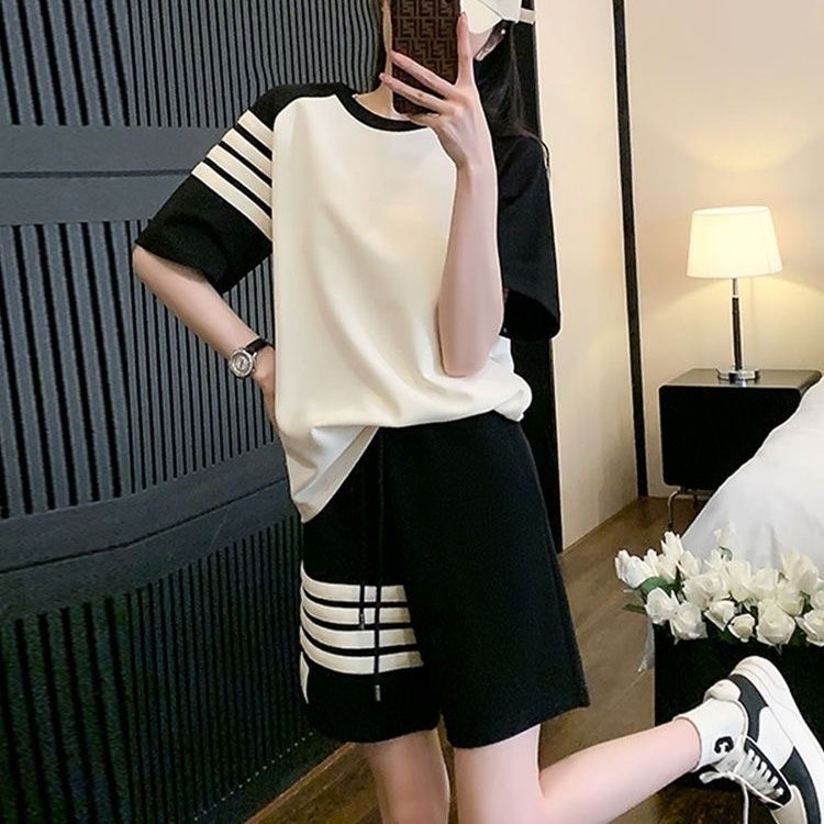 Set Áo Thun Ngắn Tay Cổ Tròn Form Rộng Và Quần Short Thời Trang Thể Thao Mùa Hè Cho Nữ