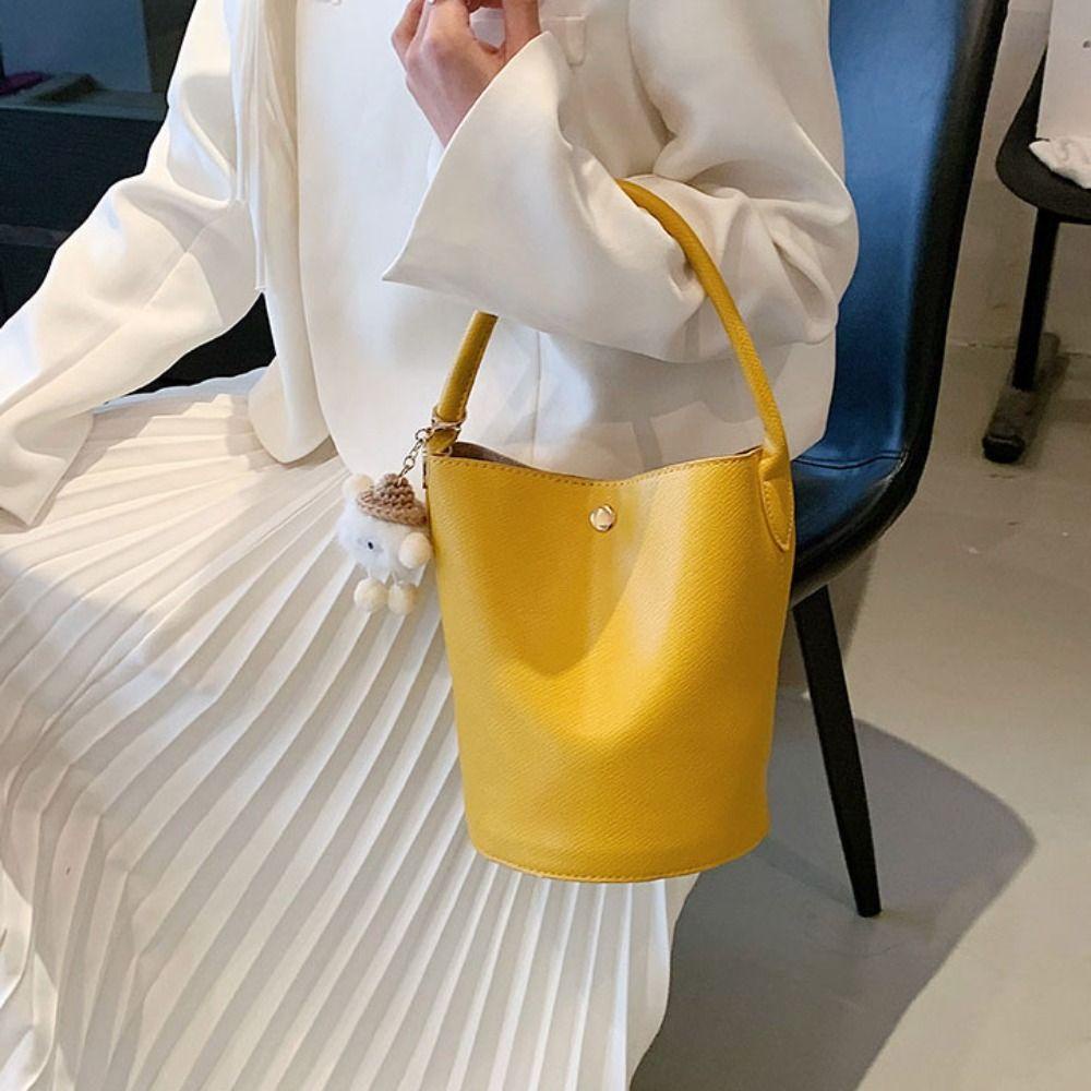 Túi Da Tròn Đeo Chéo Đựng Mỹ Phẩm Mềm Mại Có Móc Khóa Thời Trang Cho Nữ