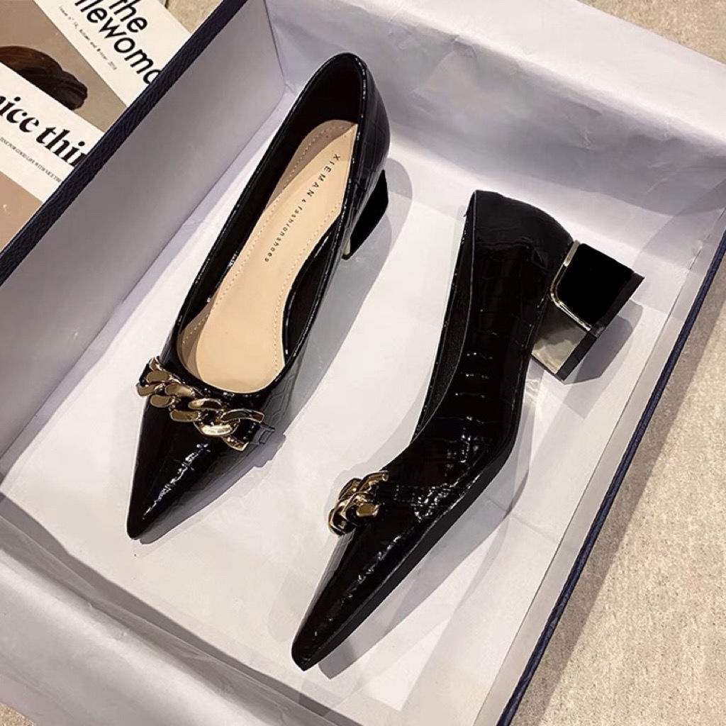 Giày cao gót mũi nhọn, gót dày cho nữ vào mùa xuân 2023, da bằng sáng chế mới, giày cao gót đen kiểu anh một bước, giày đơn cắt nông