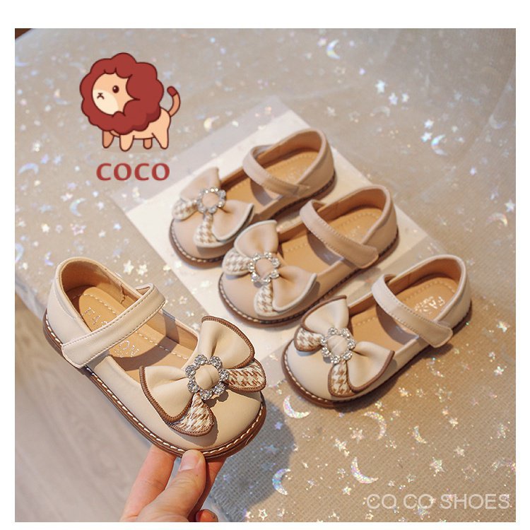 Giày cho bé gái 2023 mùa hè phong cách mới trẻ em dễ thương nơ hoa rhinestone giày công chúa biểu diễn giày da nhỏ