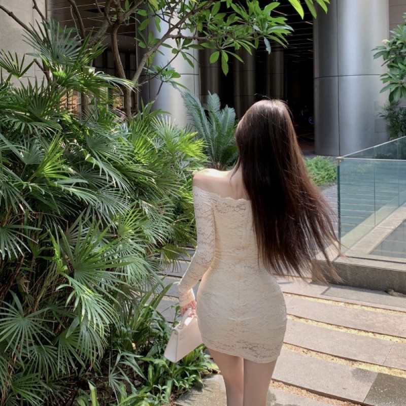 Đầm Trễ Vai Phối Ren Hoa Thiết Kế Ôm Sát Quyến Rũ