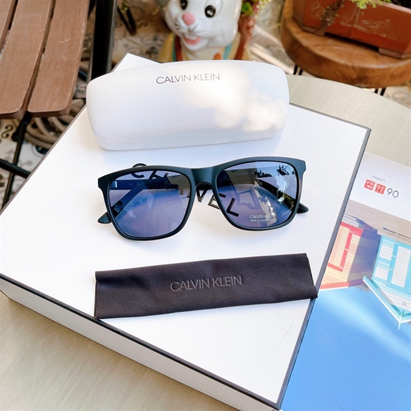 Kính Calvin Klein CK20520S (001) mẫu chữ nhật viền đen, mắt ghi xanh (57-16-145)