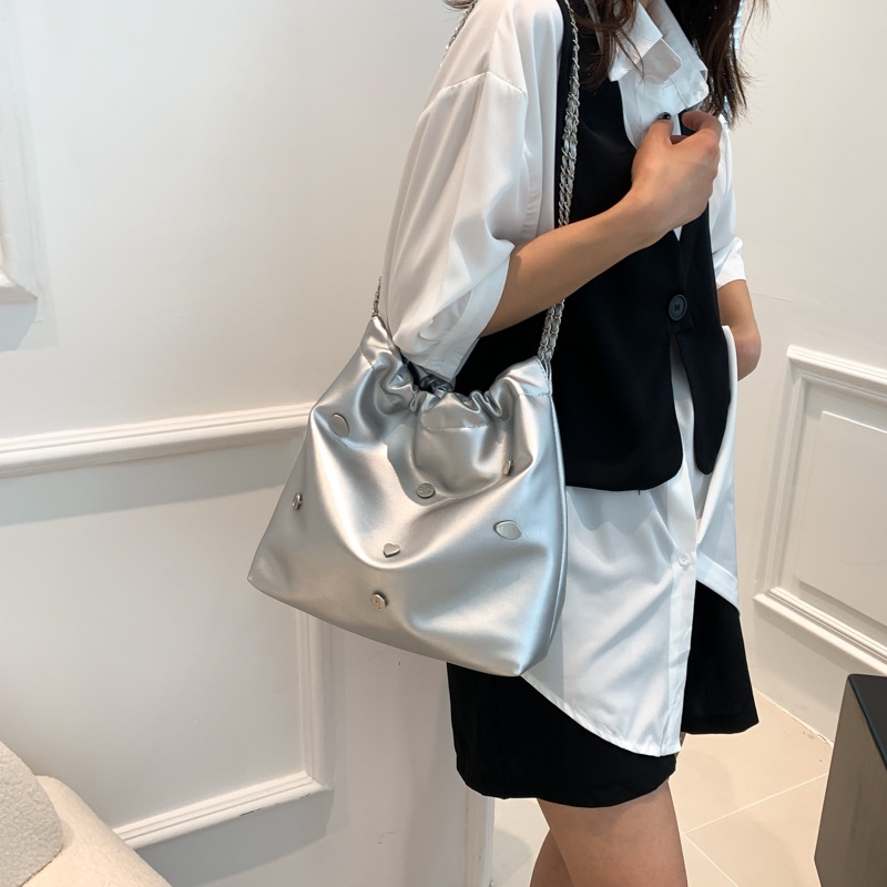 Túi Tote Sức Chứa Lớn Thiết Kế Đinh Tán Siêu Hot Thời Trang Cho Nữ