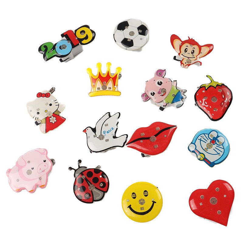 Set 5 / 10 Huy Hiệu Cài Áo Hình Ông Già Noel Có Đèn LED Dễ Thương