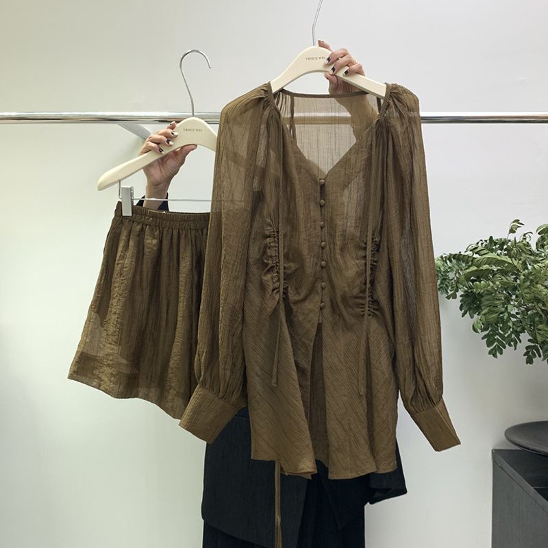 Bộ Áo Tay Phồng Cổ Chữ V Phối Quần Short Ống Rộng Thời Trang Mùa Hè 2023 Phong Cách Mới Cho Nữ